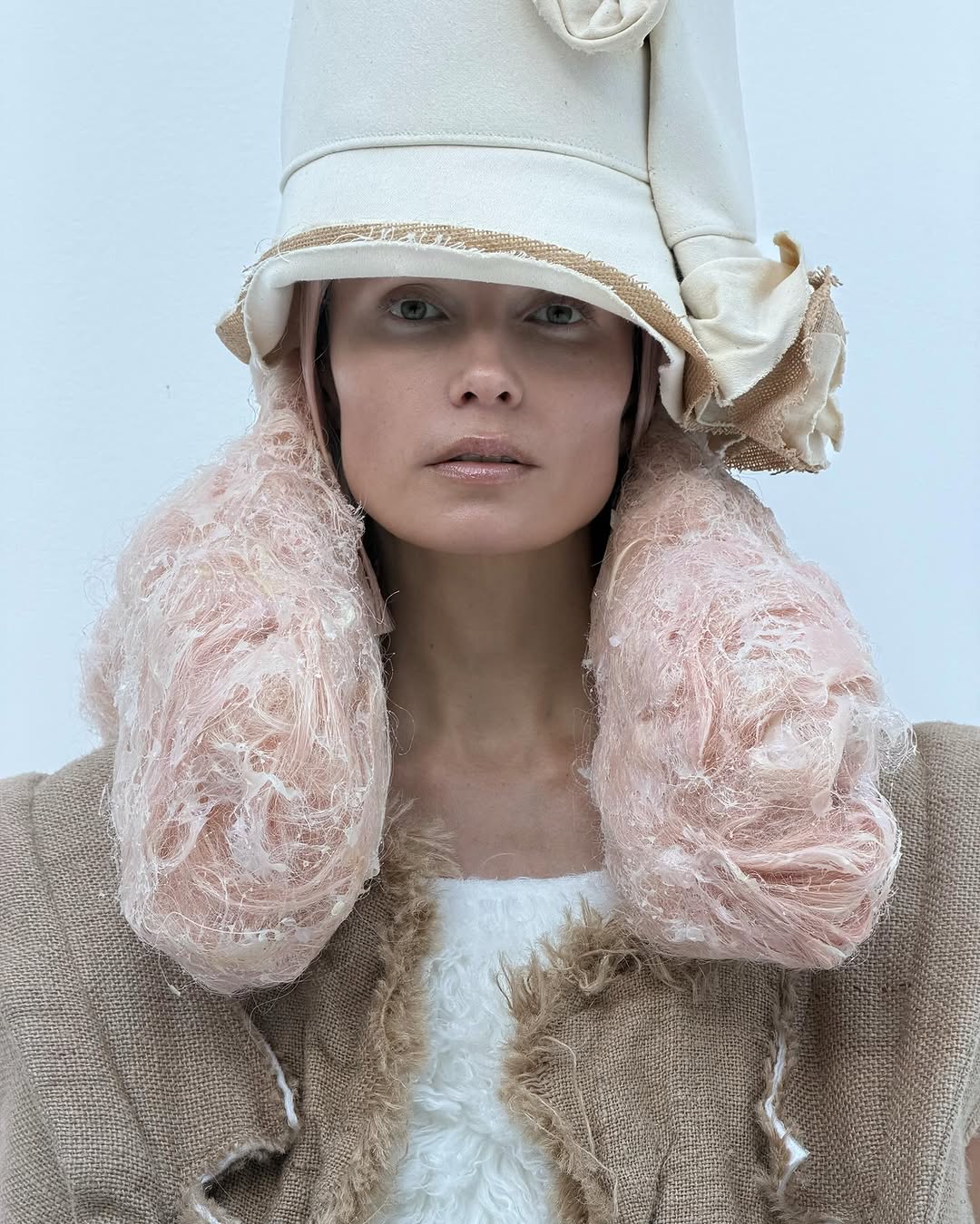 Why Comme des Garçons SS26 in CR Fashion Book Is Not a Campaign (image 4)