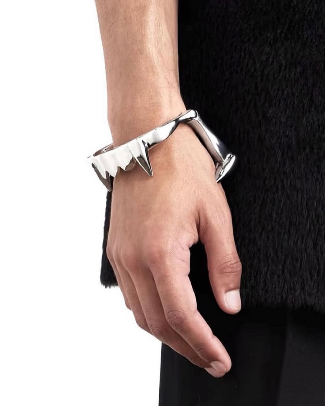 A VAMPIRE FANGS CUFF DEBUTED ON RAF SIMONS' LAST RUNWAY (image 3)