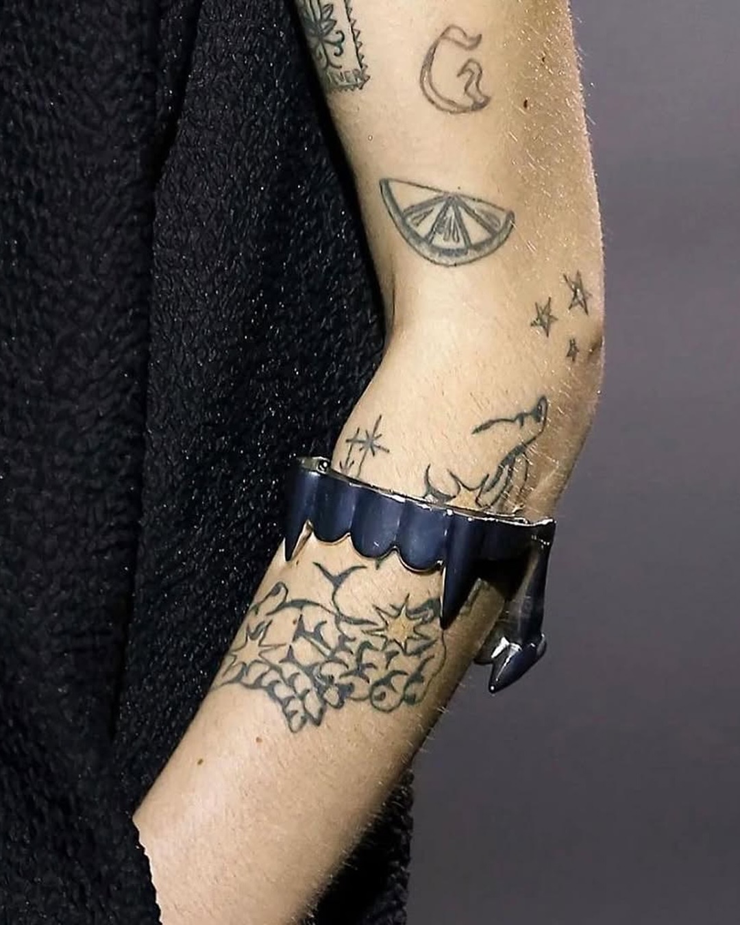 A VAMPIRE FANGS CUFF DEBUTED ON RAF SIMONS' LAST RUNWAY (image 4)