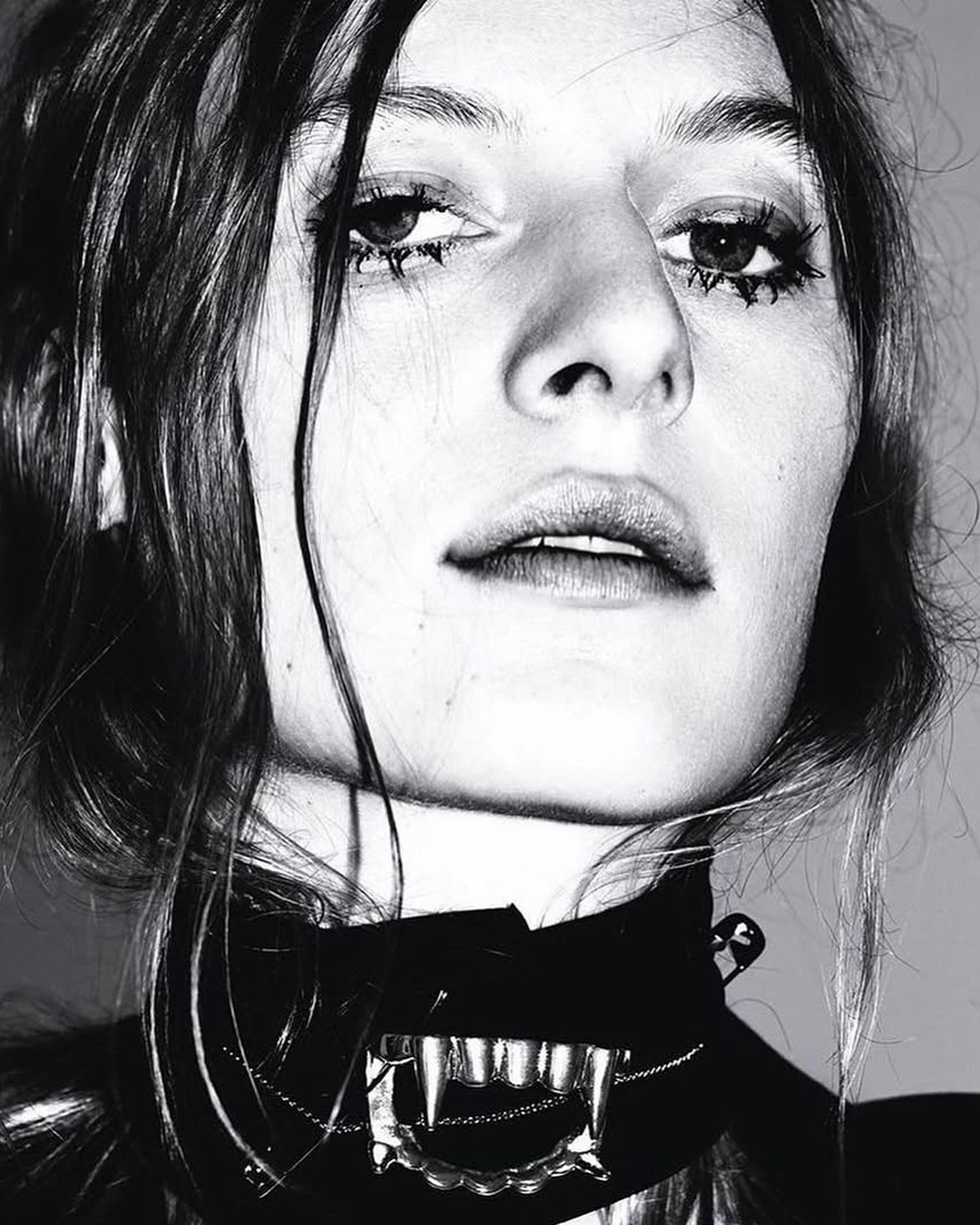 A VAMPIRE FANGS CUFF DEBUTED ON RAF SIMONS' LAST RUNWAY (image 6)
