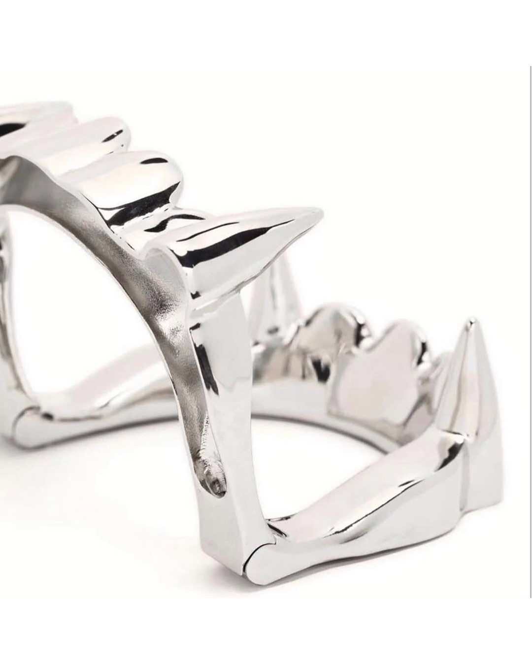A VAMPIRE FANGS CUFF DEBUTED ON RAF SIMONS' LAST RUNWAY (image 7)