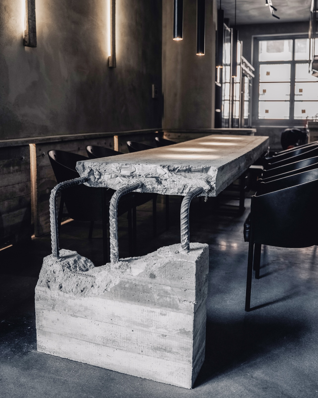 MILAN'S BRUTALIST ART HOME HIDES ONE BLACK STAIRCASE (image 3)