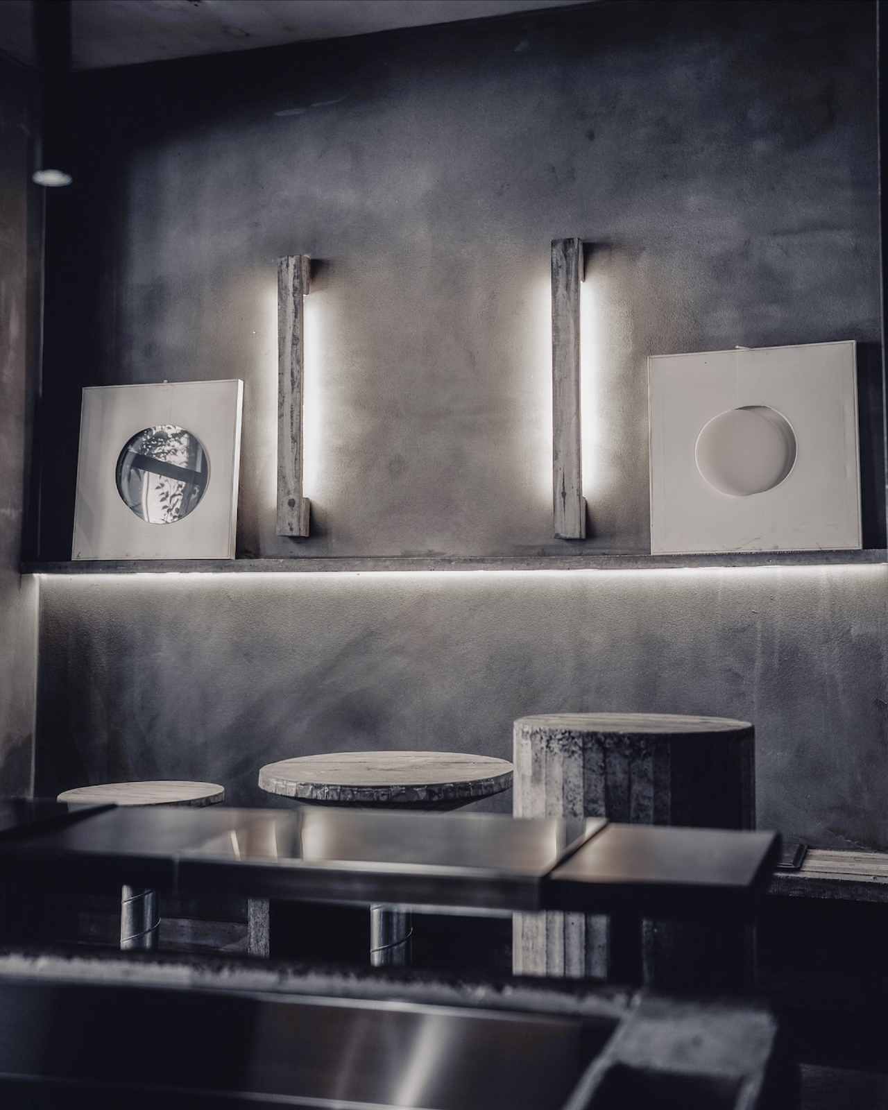MILAN'S BRUTALIST ART HOME HIDES ONE BLACK STAIRCASE (image 5)
