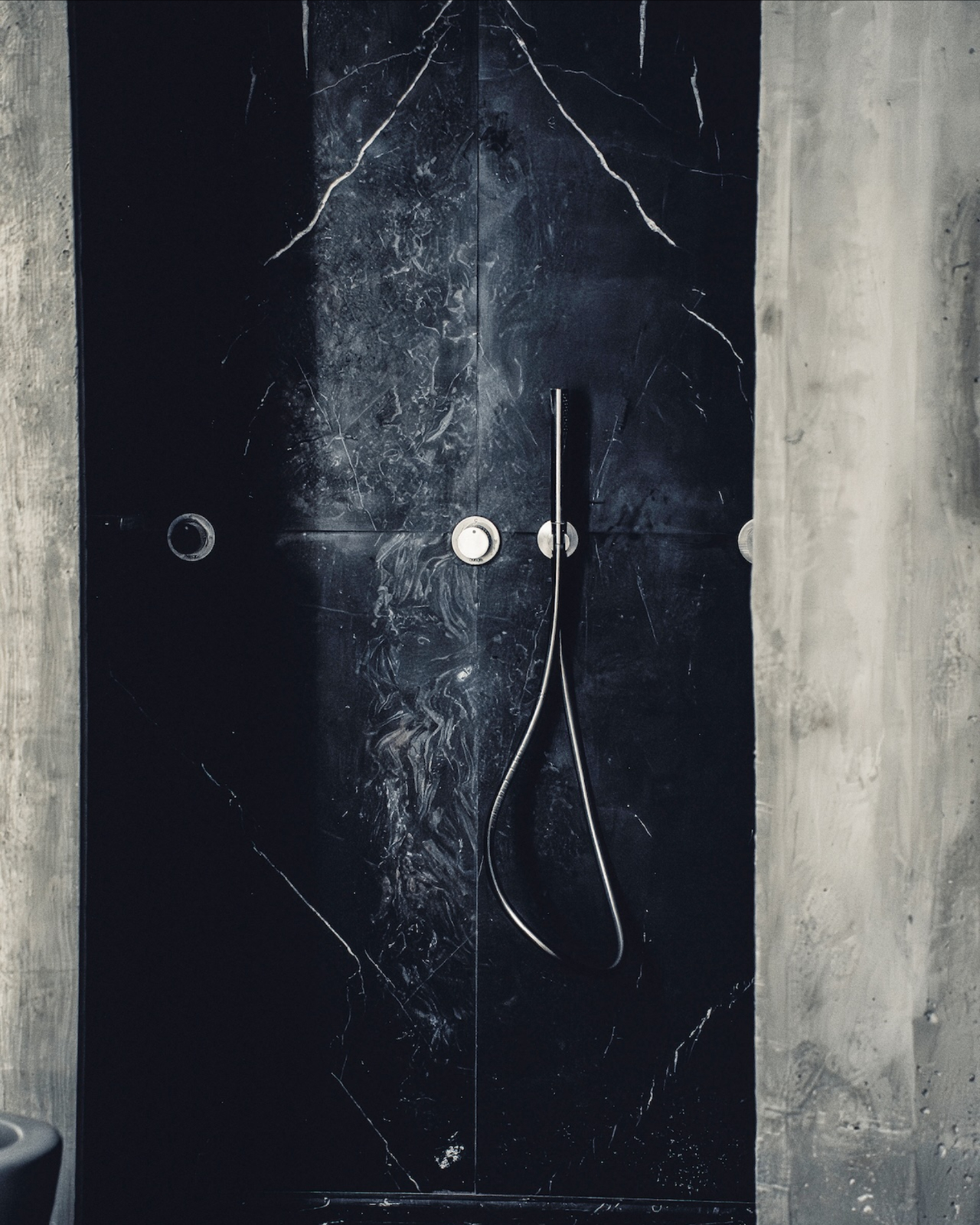 MILAN'S BRUTALIST ART HOME HIDES ONE BLACK STAIRCASE (image 7)