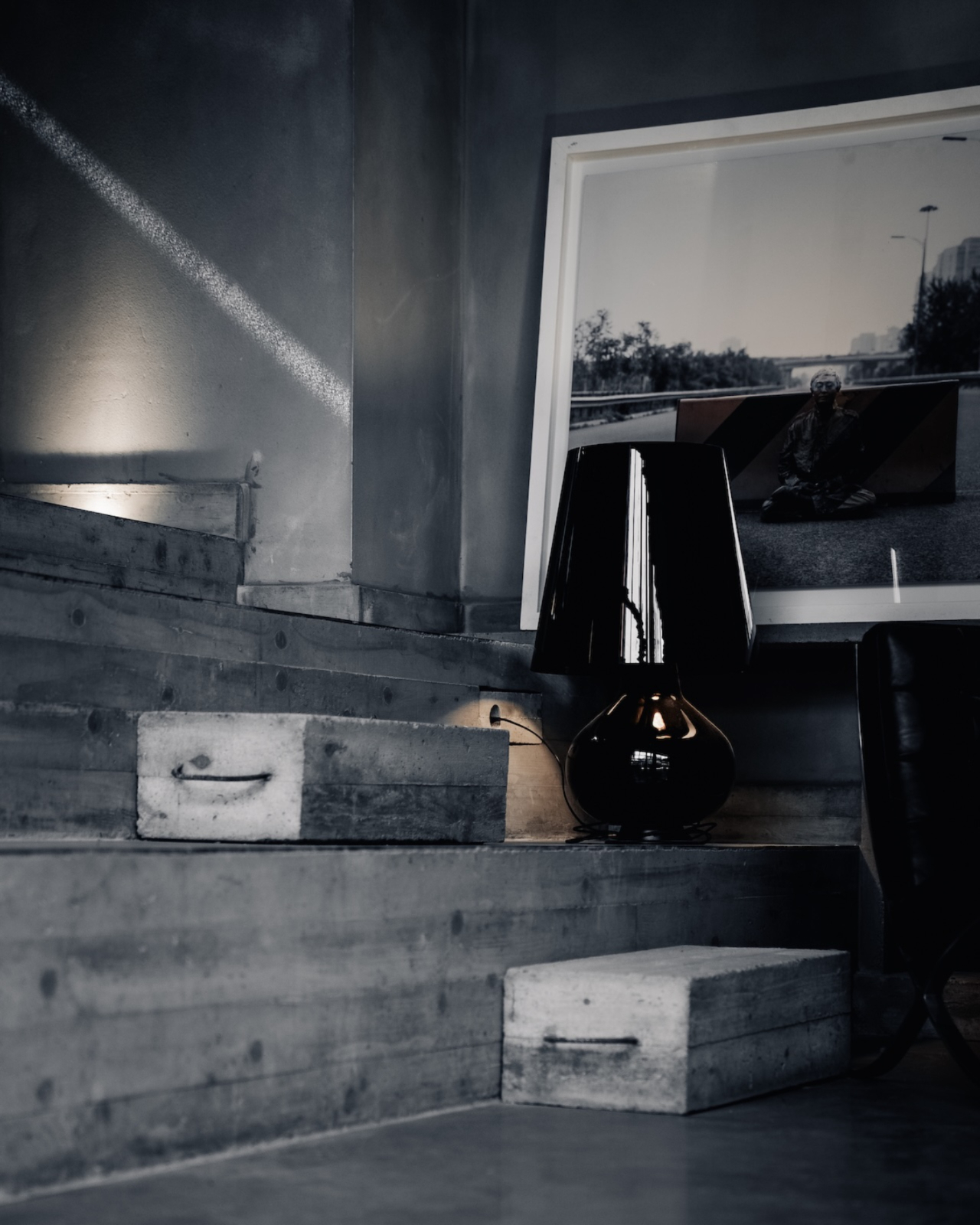 MILAN'S BRUTALIST ART HOME HIDES ONE BLACK STAIRCASE (image 9)