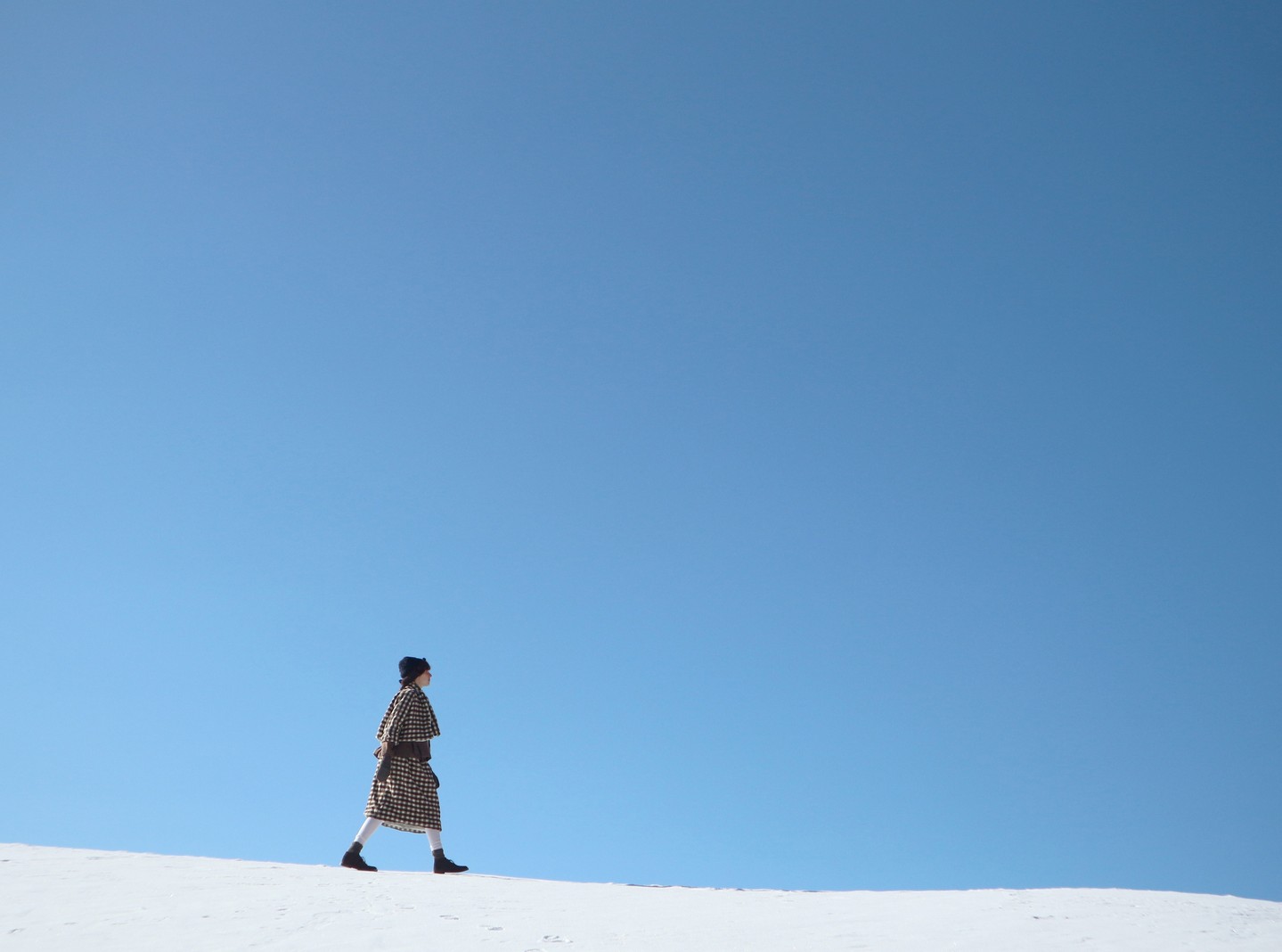 DANIELA GREGIS FW26 FINDS ITS OUTLINE IN THE SNOW (image 2)