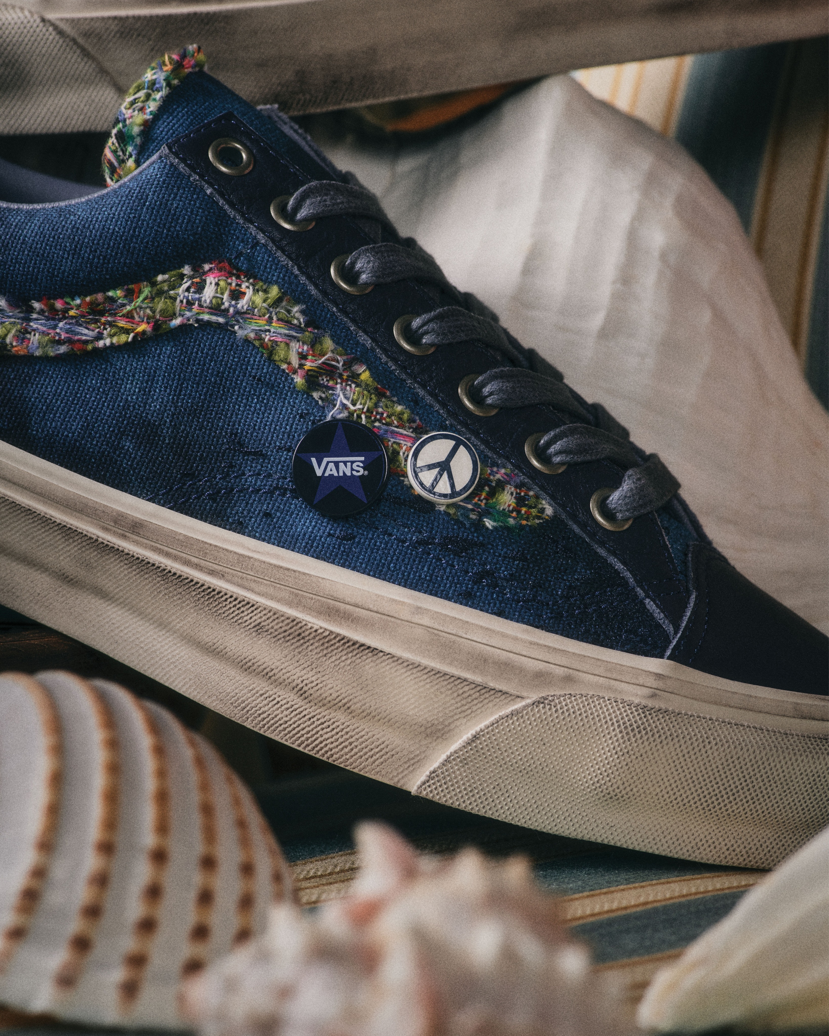VANS OLD SKOOL 36 SOUVENIR LANDS IN NAVY AT EXTRA BUTTER (image 2)