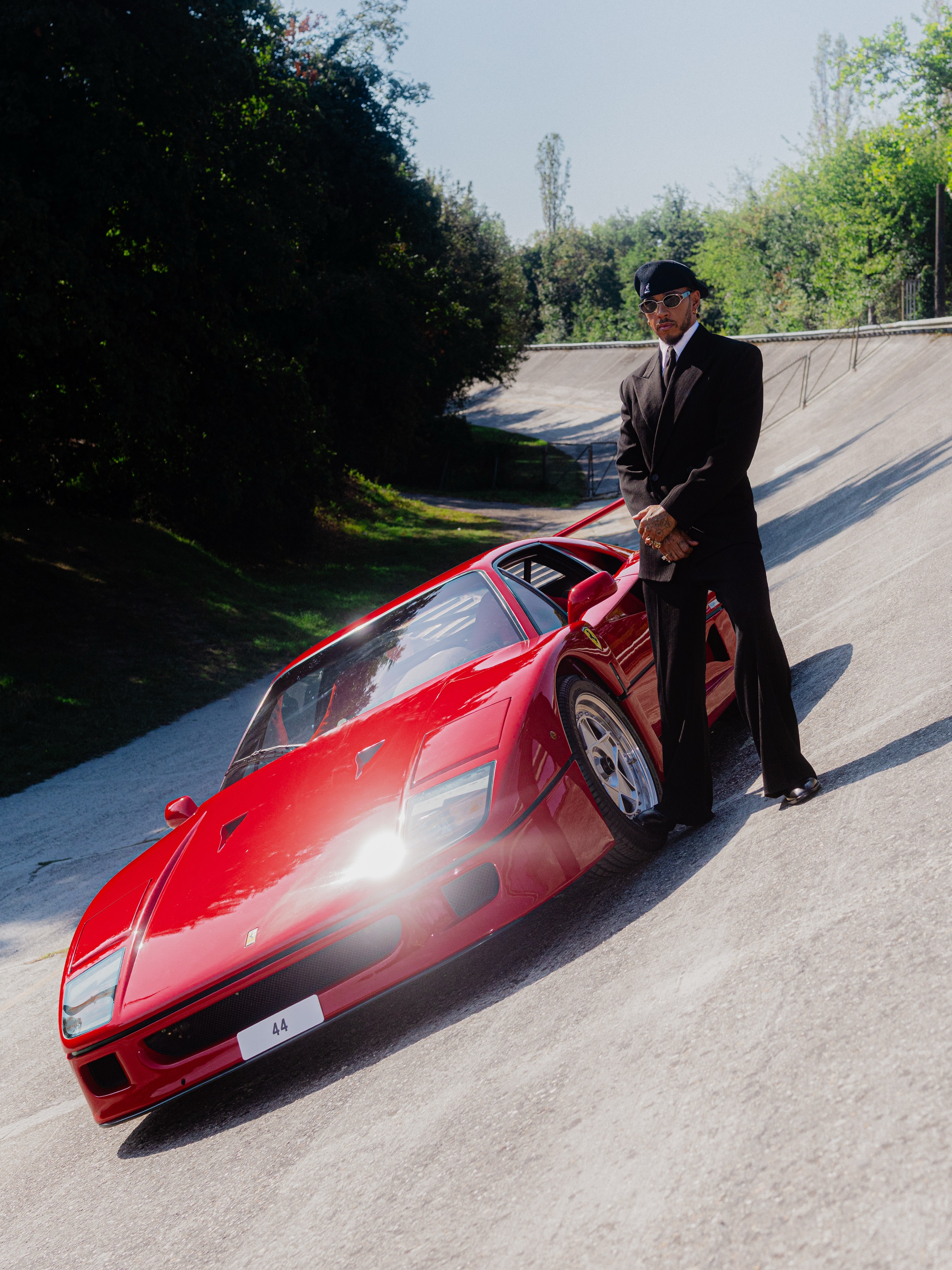 LEWIS HAMILTON PARKS HIS F40 ON MONZA'S DEAD BANKING (image 2)