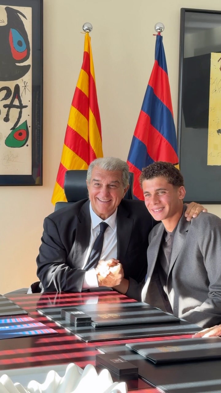 Hamza Abdelkarim signing his new FC Barcelona contract.
