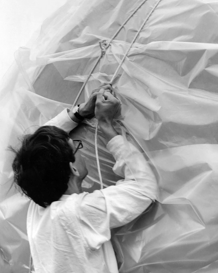 CHRISTO AIR PACKAGE ON A CEILING OPENS GAGOSIAN LONDON 2026 (image 2)