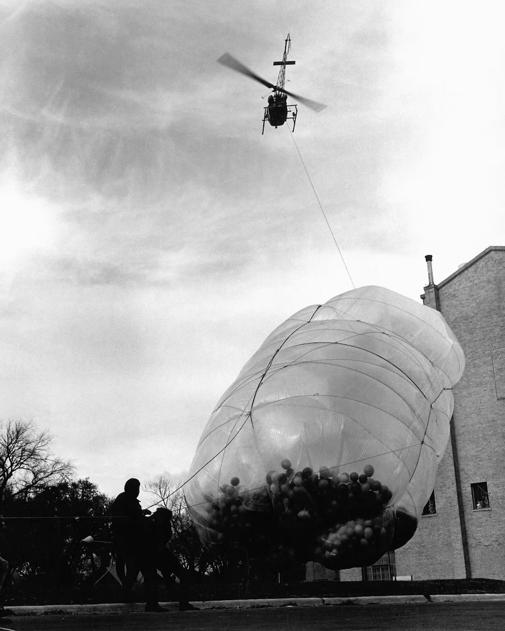 CHRISTO AIR PACKAGE ON A CEILING OPENS GAGOSIAN LONDON 2026 (image 4)