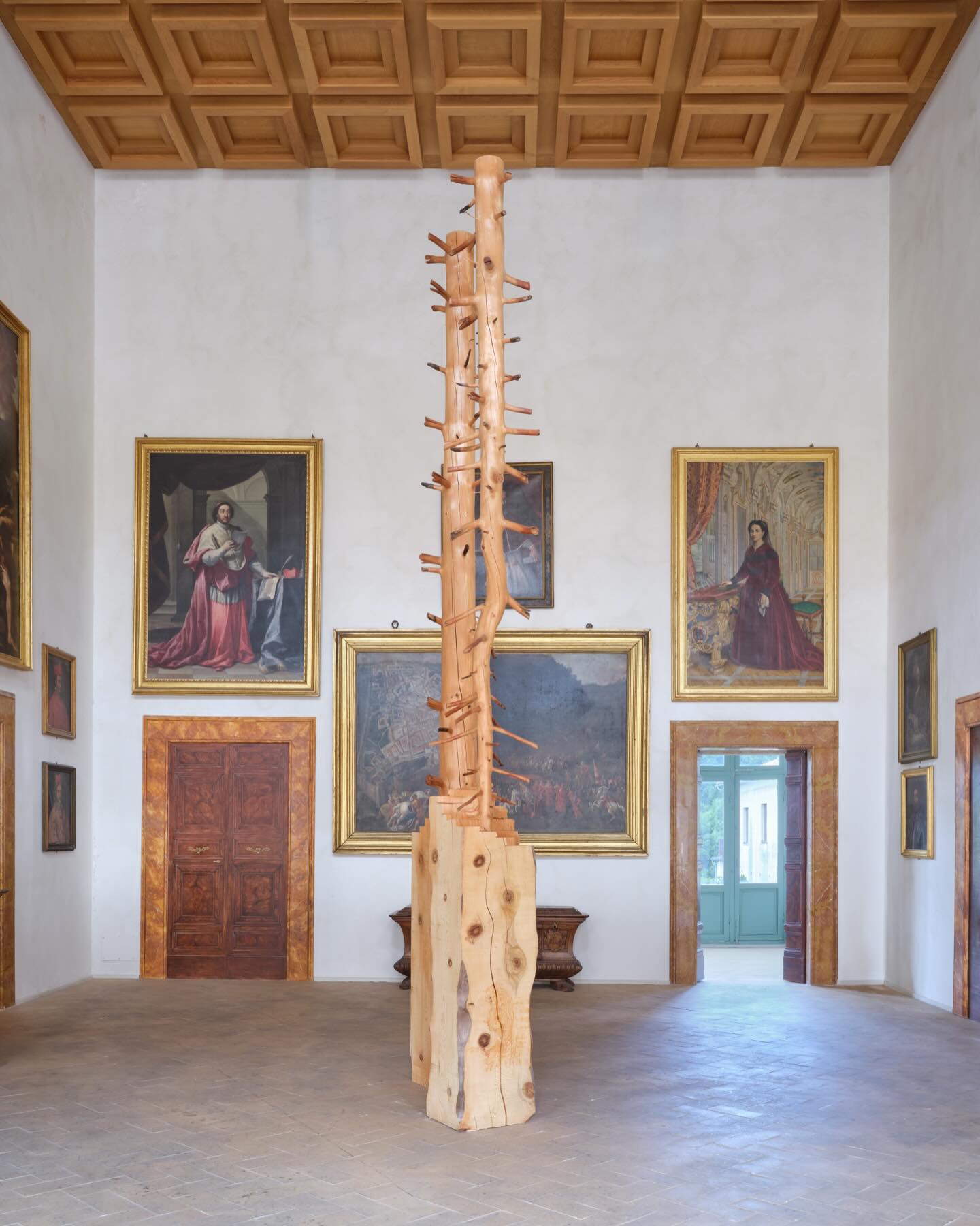 GIUSEPPE PENONE'S UPSIDE DOWN TREE OWNS SPOLETO (image 4)