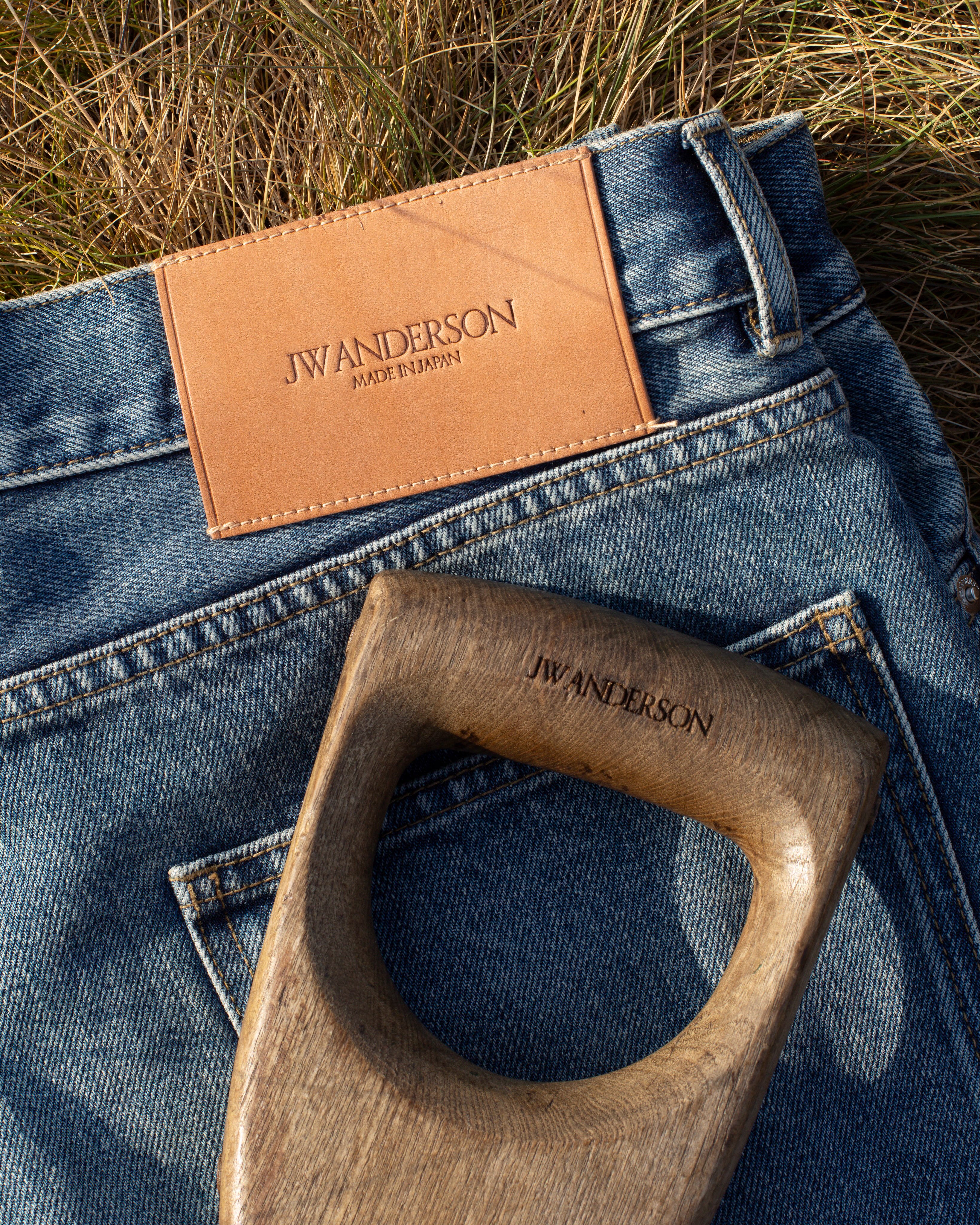 JW ANDERSON PRINTS A FOOTBALL CARD ONTO A GARDENING TEE (image 2)