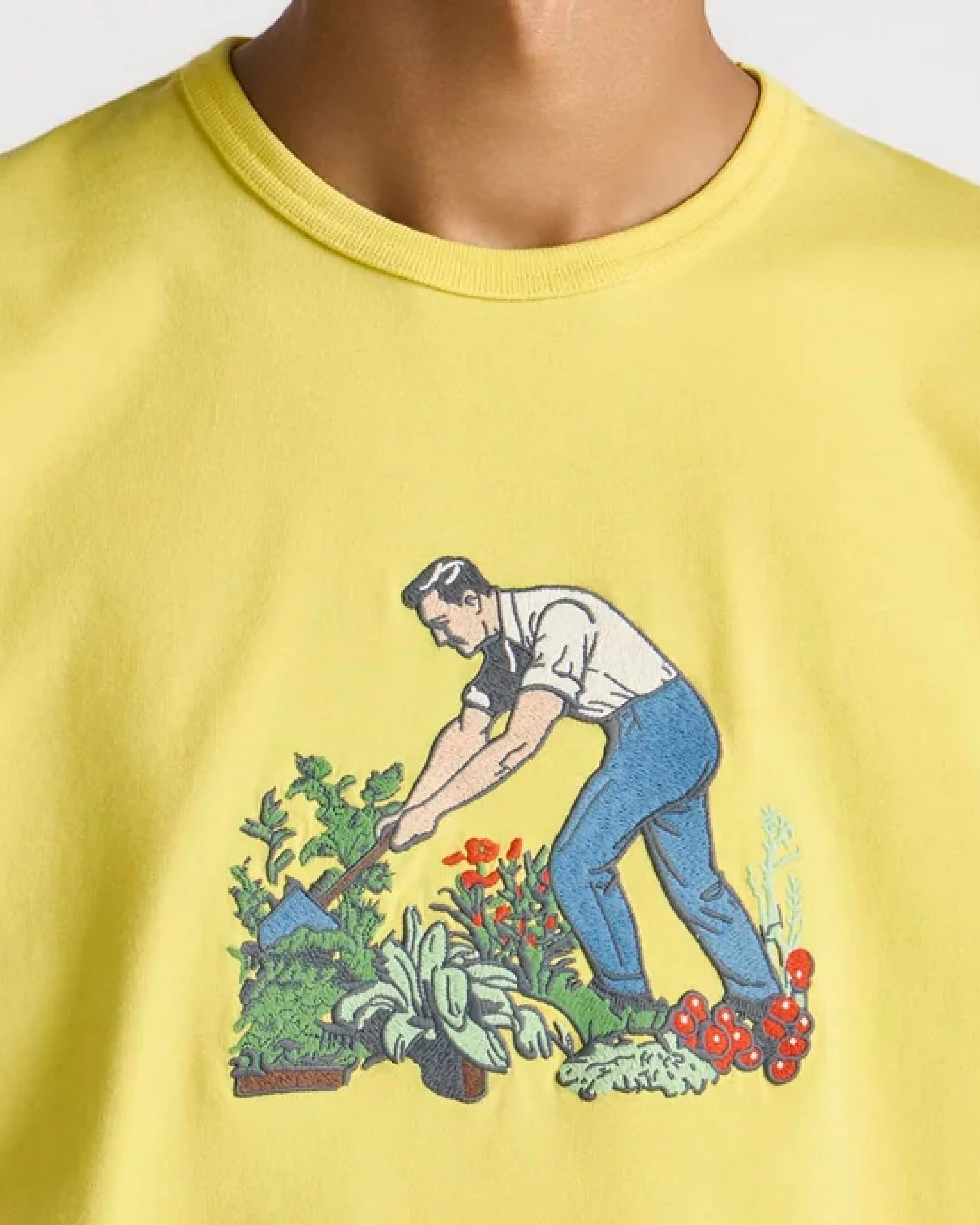 JW ANDERSON PRINTS A FOOTBALL CARD ONTO A GARDENING TEE (image 3)
