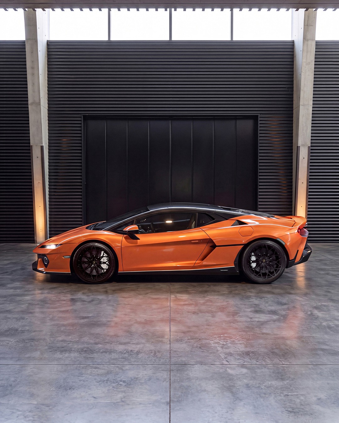 LAMBORGHINI PUTS A 2017 PAINT CODE ON ITS NEWEST V8 (image 2)
