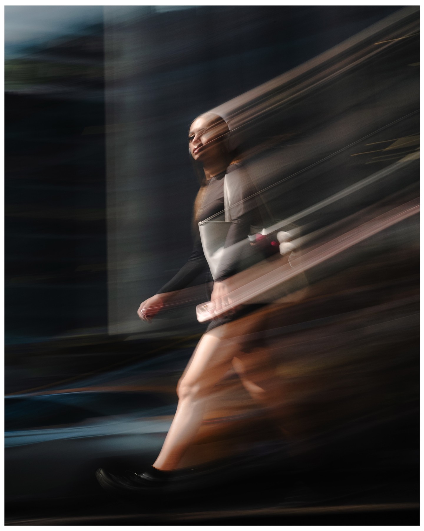 Leica M10 P Long Exposure Turns Passersby Into Trails (image 4)