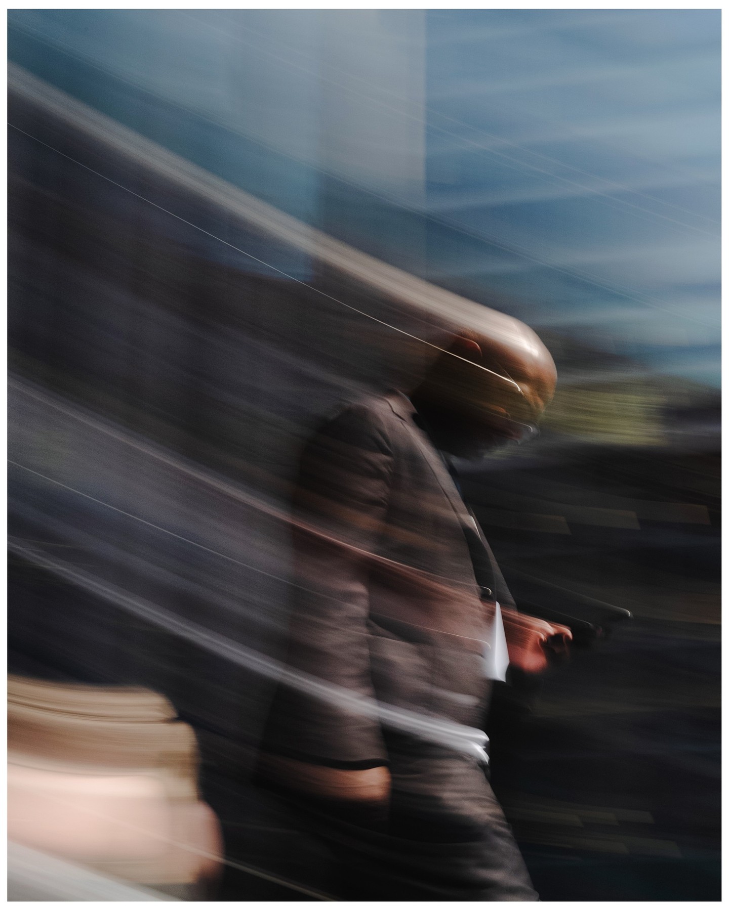 Leica M10 P Long Exposure Turns Passersby Into Trails (image 7)