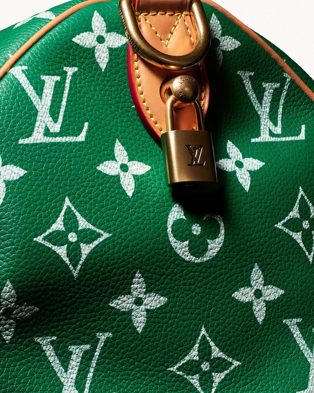 Jeremy Allen White Carries the Green Speedy. Here Is What That Actually Means. (image 4)