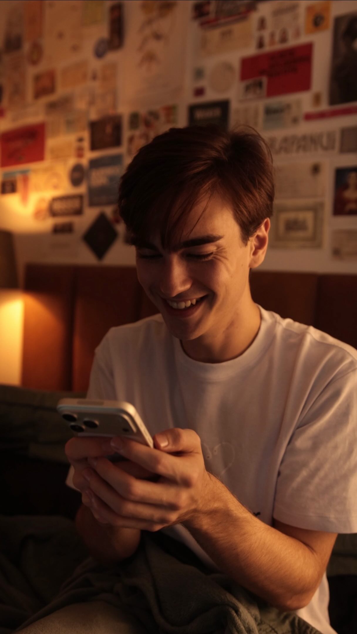 A still frame from Meta's Instagram video ad marketing meta.ai as a late night thought companion, in Portuguese.