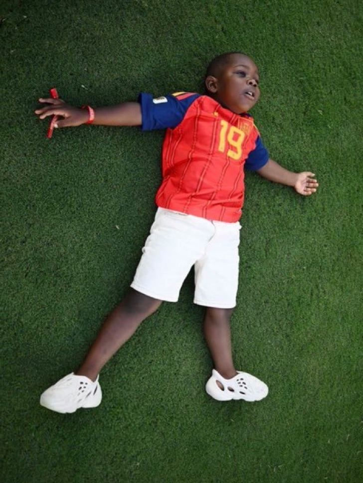KEYNE YAMAL HELD THE WORLD CUP TROPHY AT AGE THREE (image 2)