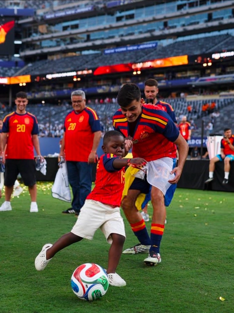 KEYNE YAMAL HELD THE WORLD CUP TROPHY AT AGE THREE (image 5)