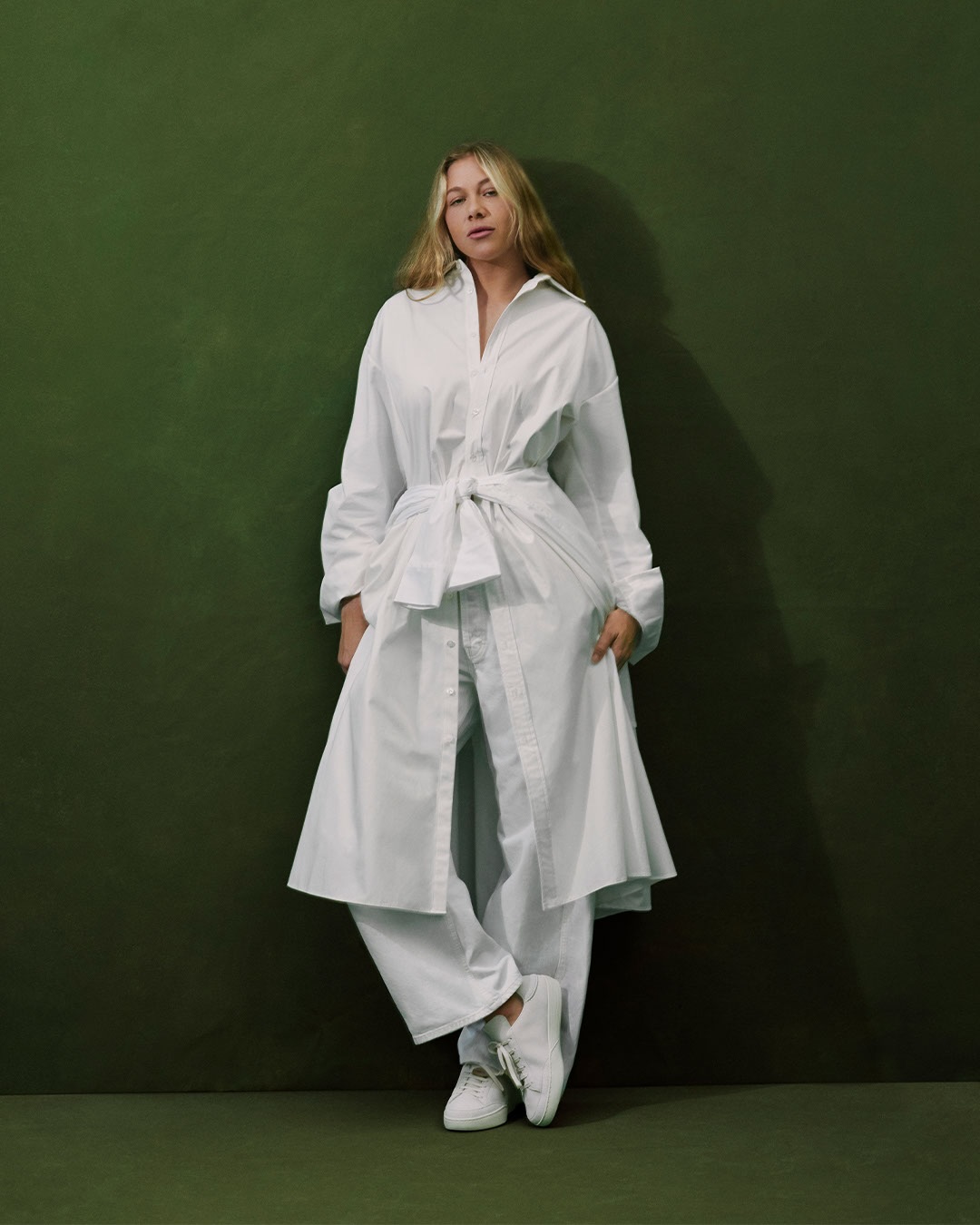Amanda Anisimova wearing the Nike Kallmeyer Centre sneaker in the Travertine colorway at the Vanderbilt Tennis Club.