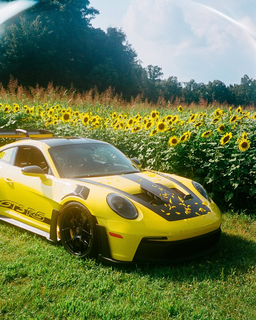 PORSCHE 911 GT3 RS SHOOTS YELLOW WHILE EV RUNS GREY