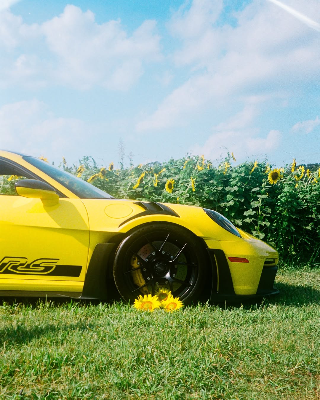 PORSCHE 911 GT3 RS SHOOTS YELLOW WHILE EV RUNS GREY (image 2)