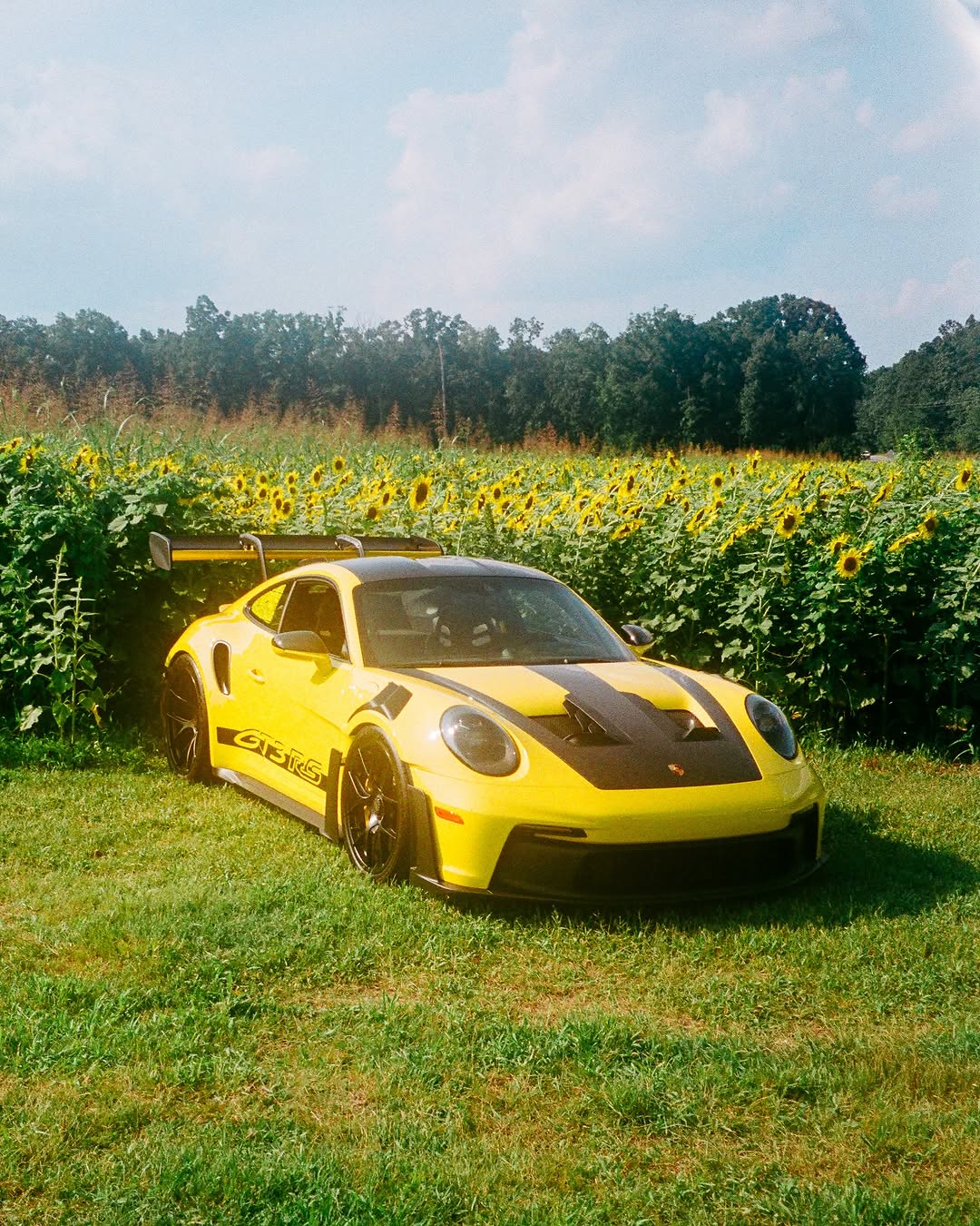 PORSCHE 911 GT3 RS SHOOTS YELLOW WHILE EV RUNS GREY (image 3)