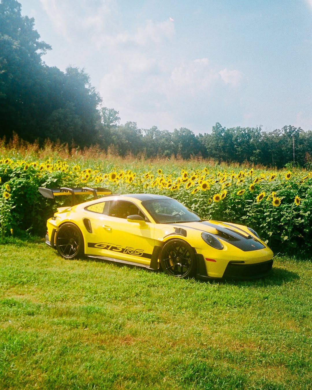 PORSCHE 911 GT3 RS SHOOTS YELLOW WHILE EV RUNS GREY (image 5)