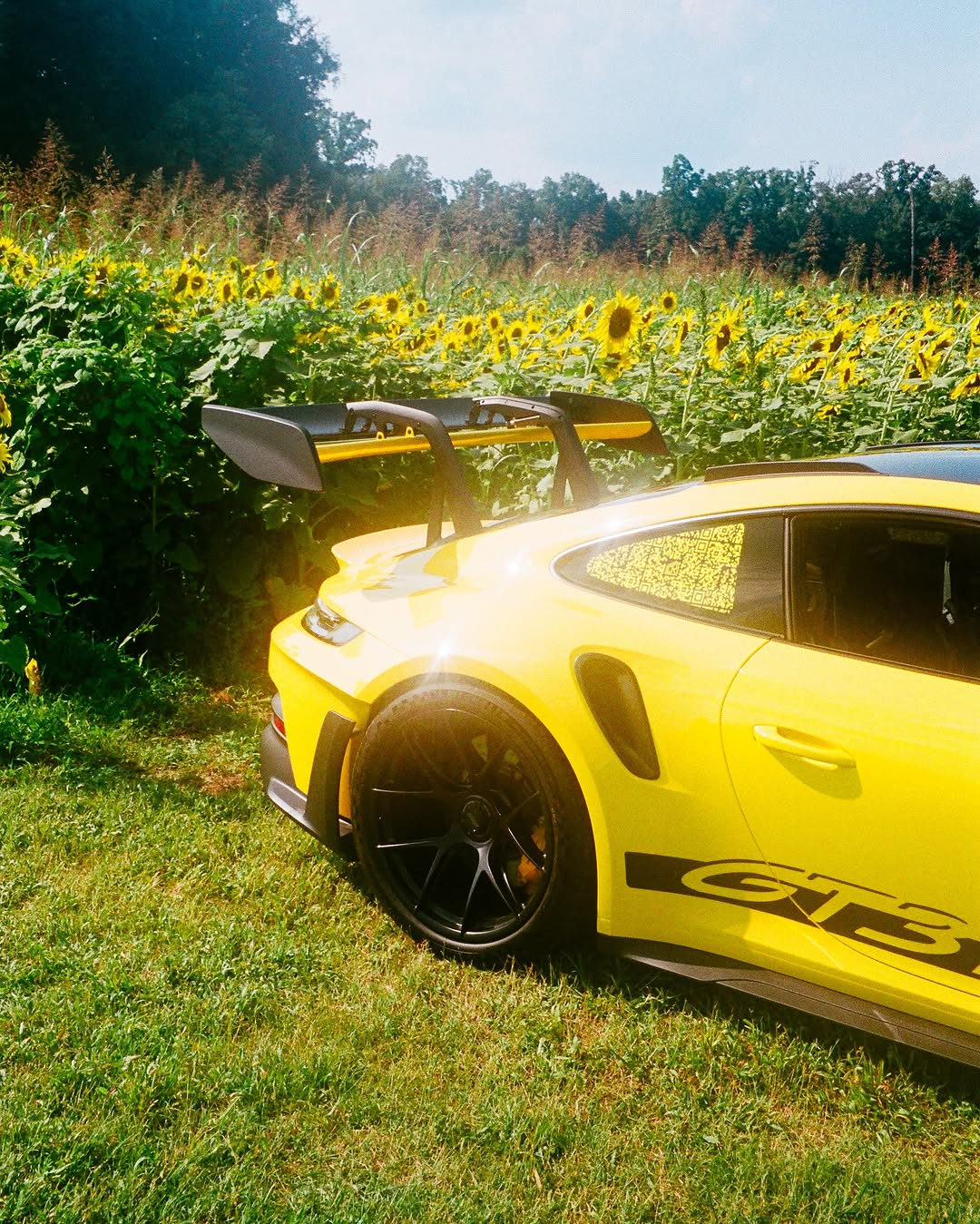 PORSCHE 911 GT3 RS SHOOTS YELLOW WHILE EV RUNS GREY (image 7)