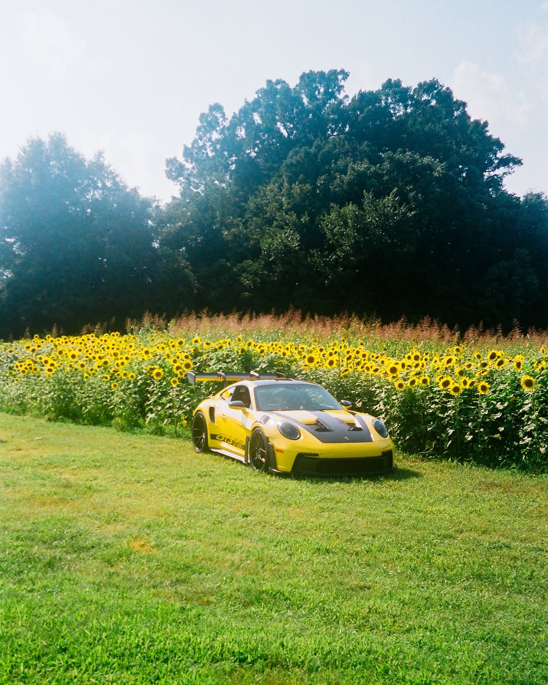 PORSCHE 911 GT3 RS SHOOTS YELLOW WHILE EV RUNS GREY (image 8)