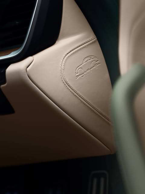 PORSCHE'S £251,951 GT3 HONORS A 1951 LONDON DEBUT (image 7)