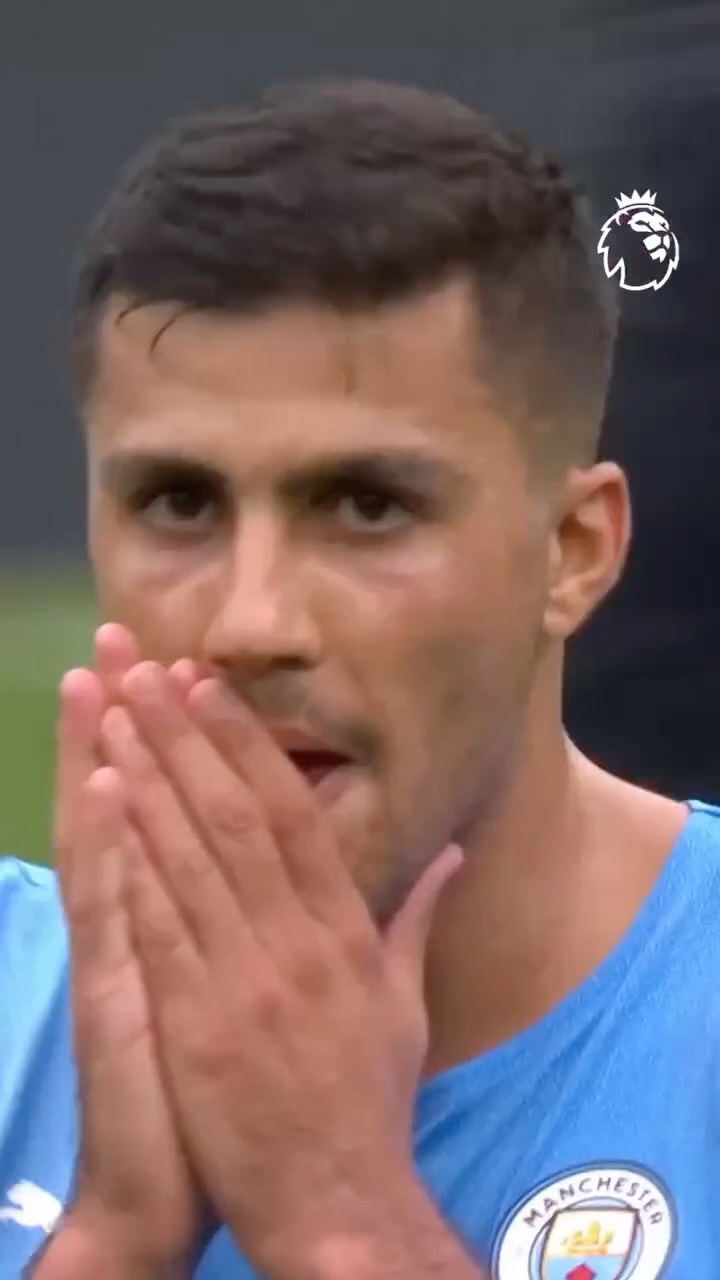 Rodri playing for Spain during the 2026 World Cup semifinal against France.