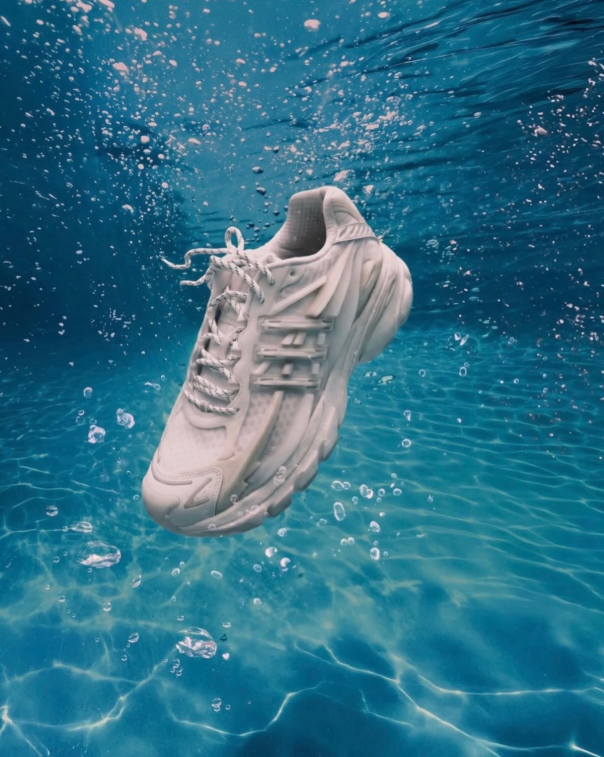 ADIDAS PHARRELL JELLYFISH HIDES ITS GLOW IN THE CAGE (image 3)