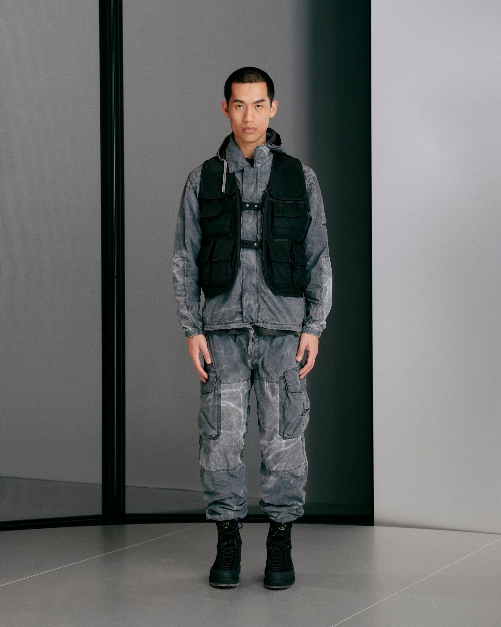 STONE ISLAND AW26 PITS A NYLON VEST AGAINST A RESIN ANORAK (image 2)