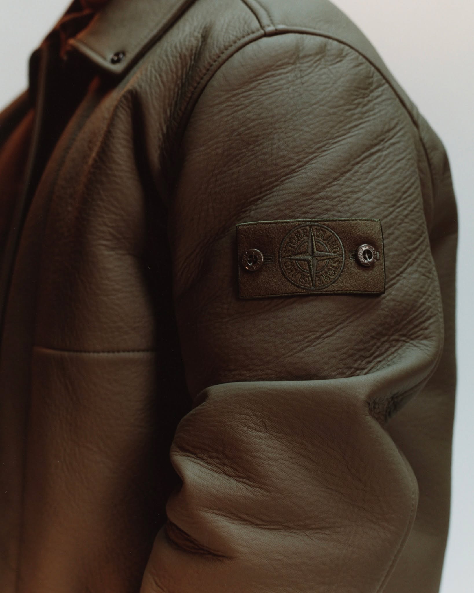 STEPHEN GRAHAM WEARS STONE ISLAND'S GHOST LEATHER COACH (image 2)