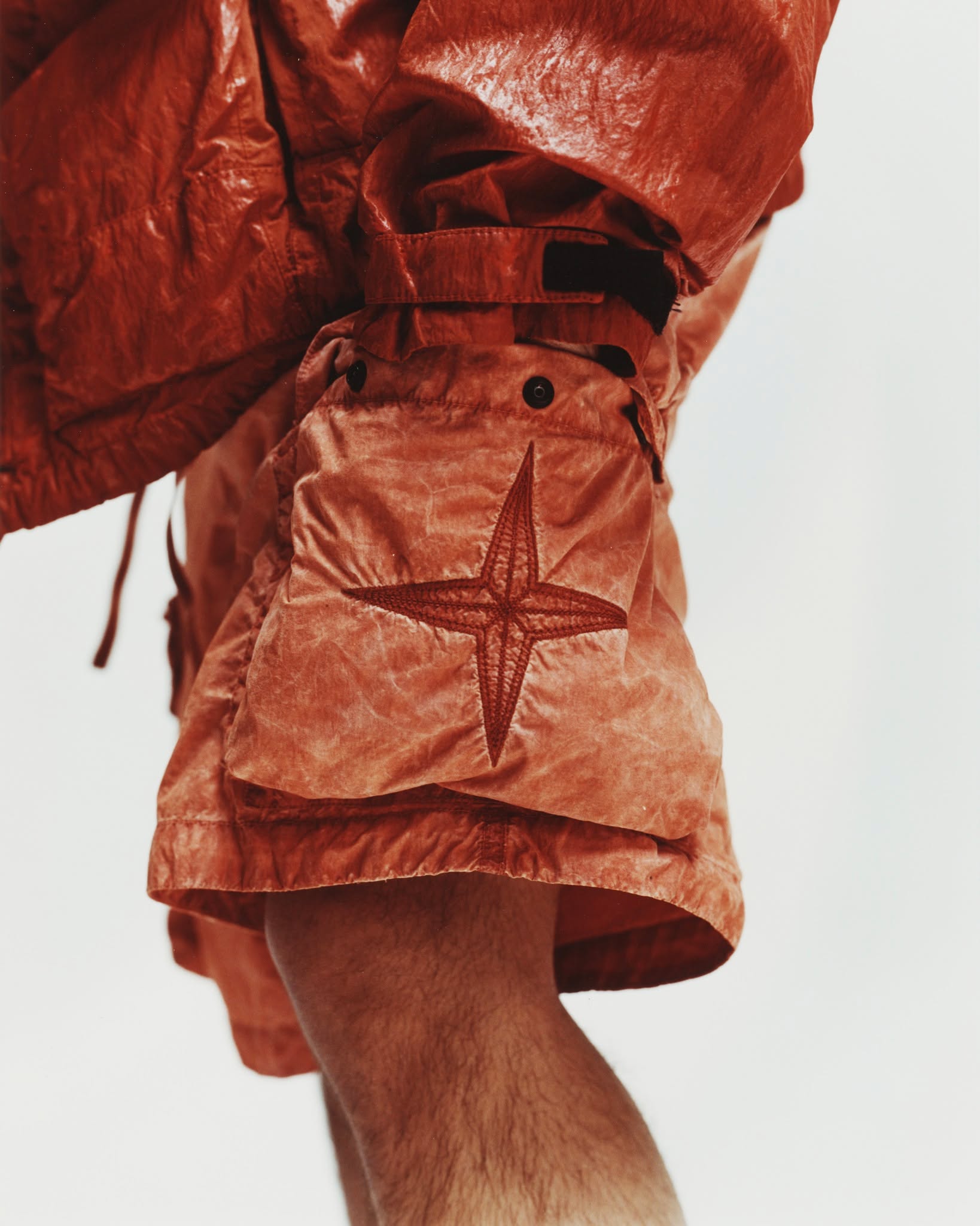 STONE ISLAND HAND BRUSHES RESIN ONTO Q100027'S NYLON (image 2)