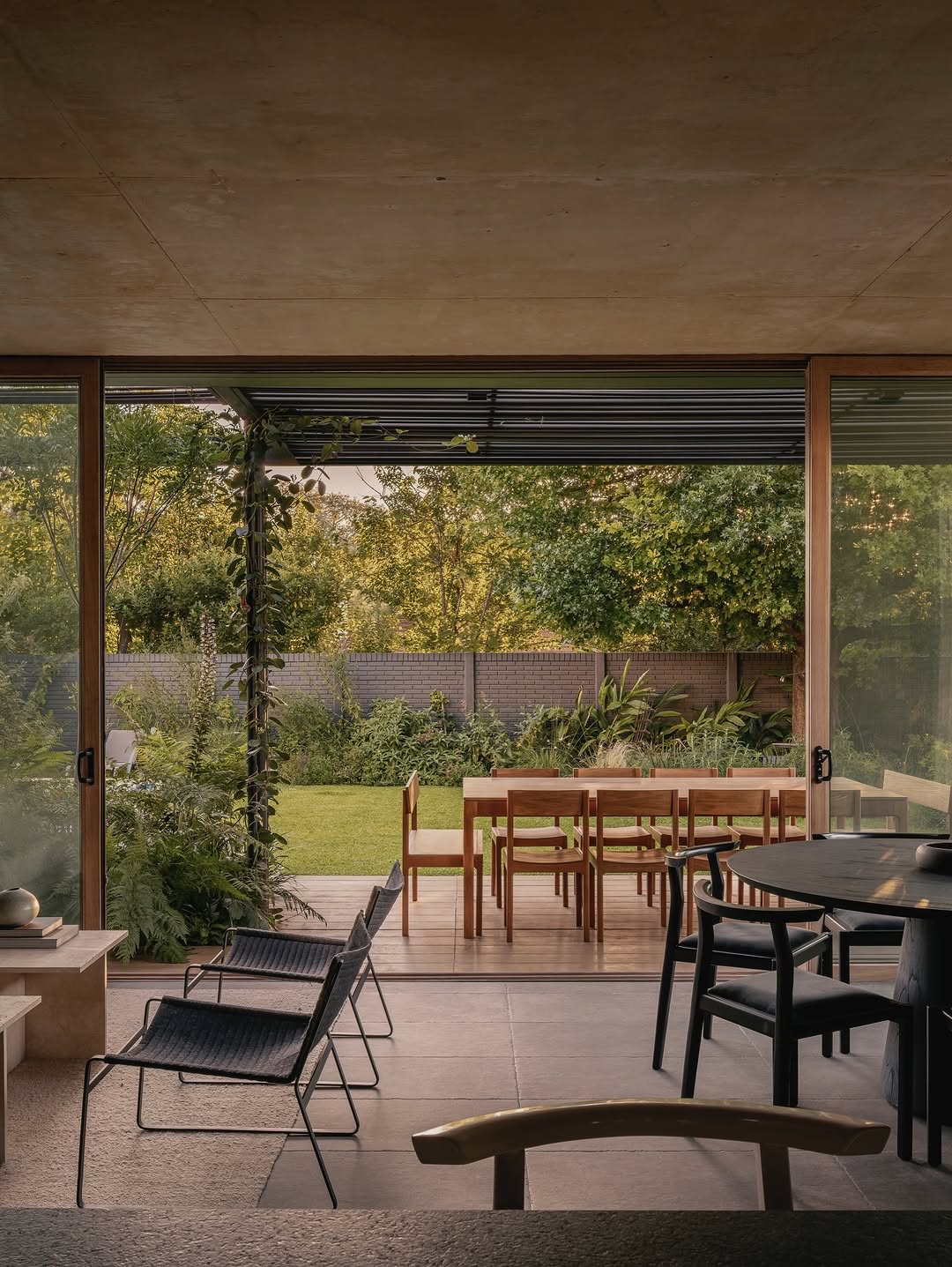 GONZALO BARDACH BUILT HOUSE JR INTO THE EARTH (image 7)
