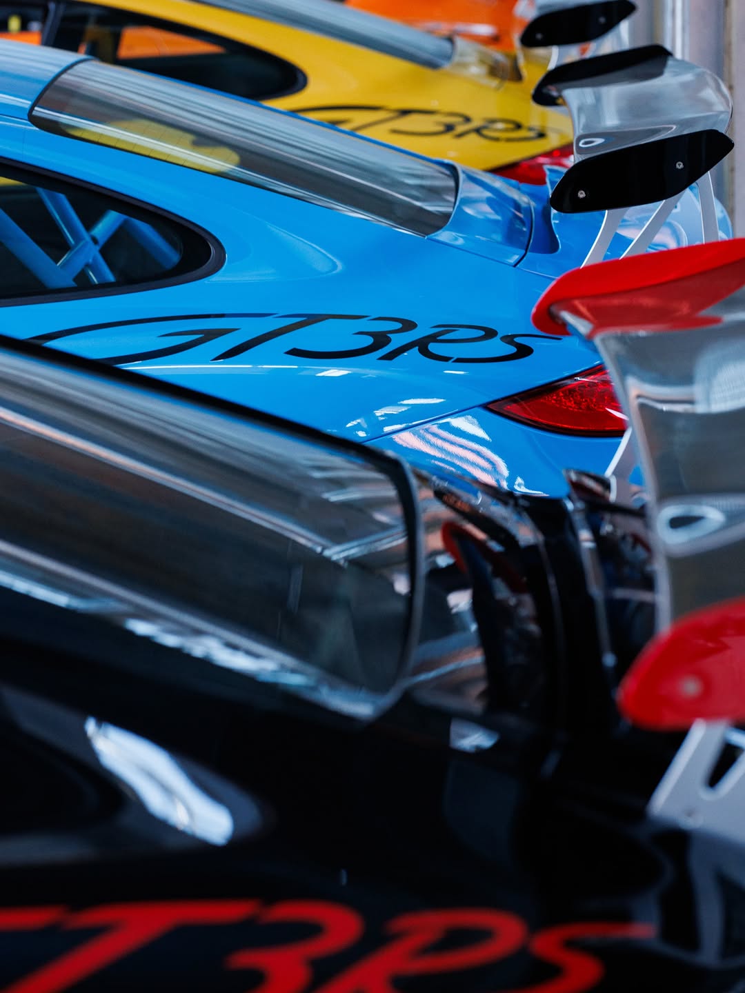 RARE SHADES 7 PUT 100 PORSCHES IN ROBERT DE NIRO'S STUDIO (image 8)