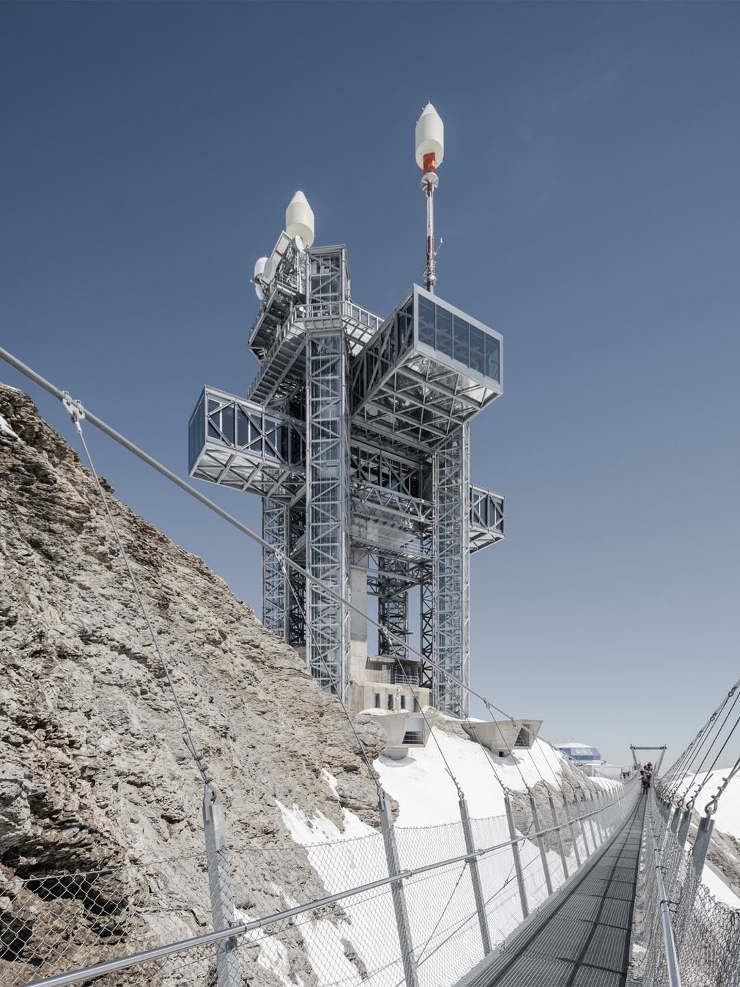 HERZOG DE MEURON TURNS AN ARMY TOWER INTO A PEAK (image 2)