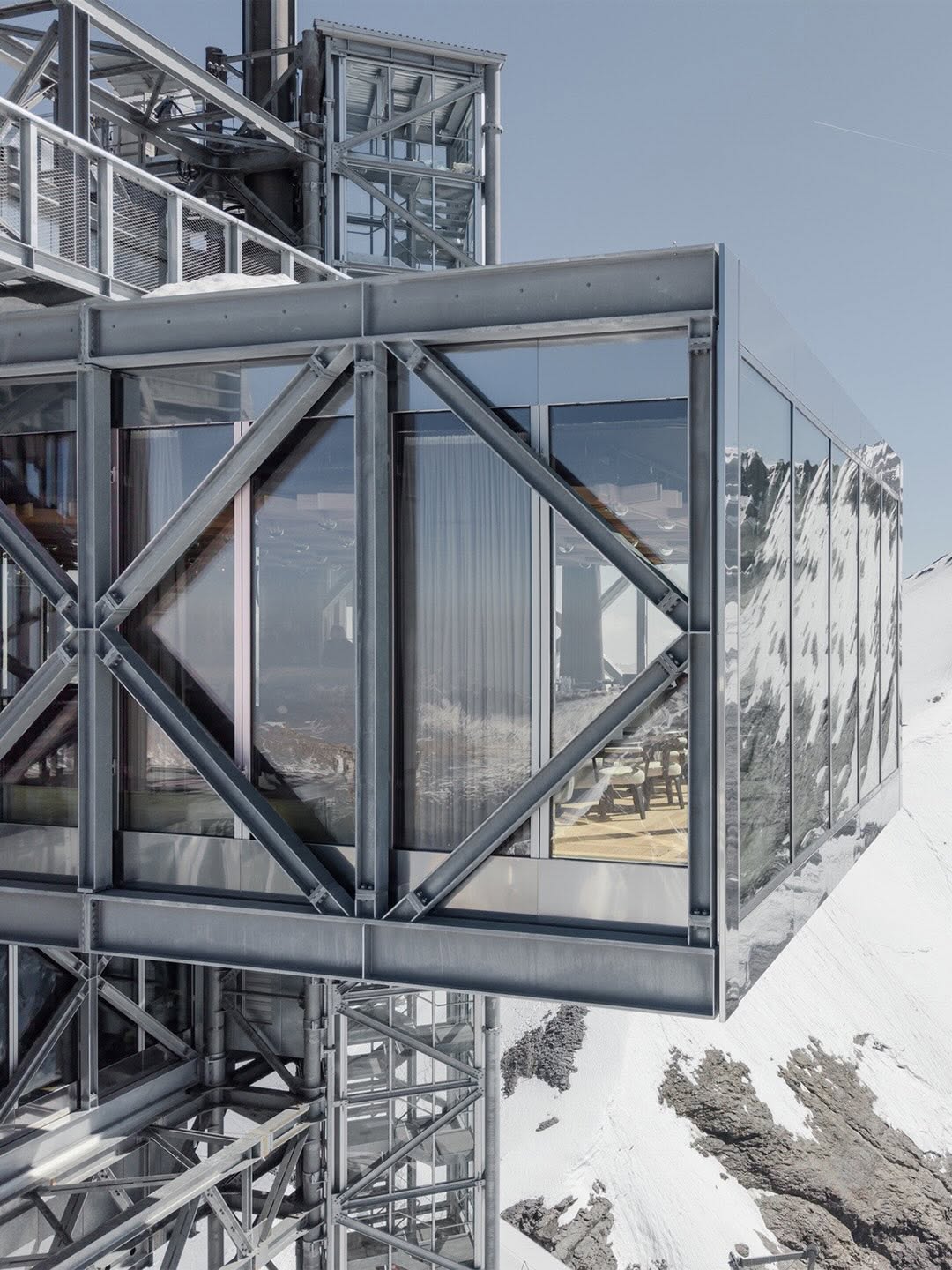 HERZOG DE MEURON TURNS AN ARMY TOWER INTO A PEAK (image 4)