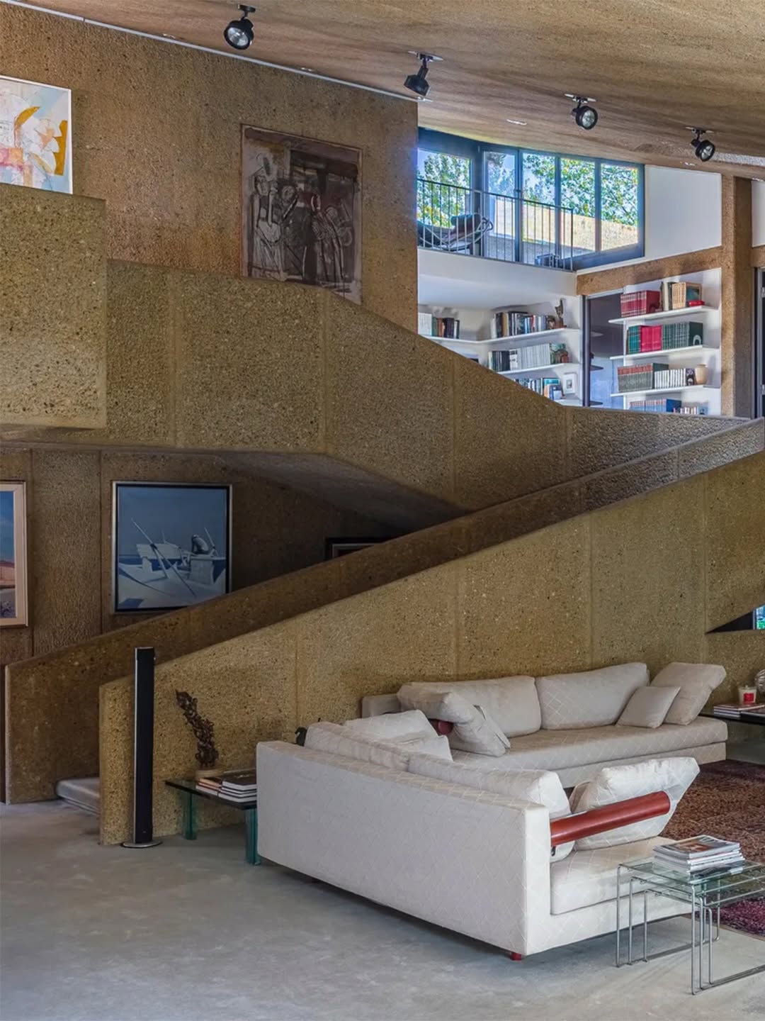 A 1970S MILAN HOUSE WHERE TWO DECADES COEXIST IN CONCRETE (image 2)