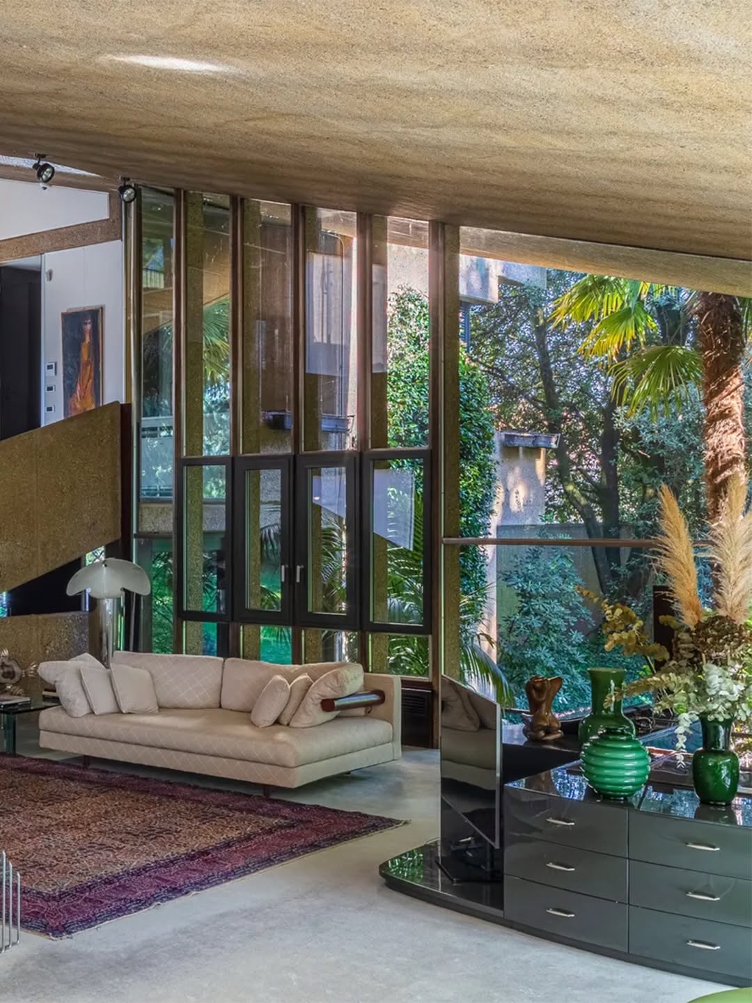 A 1970S MILAN HOUSE WHERE TWO DECADES COEXIST IN CONCRETE (image 3)