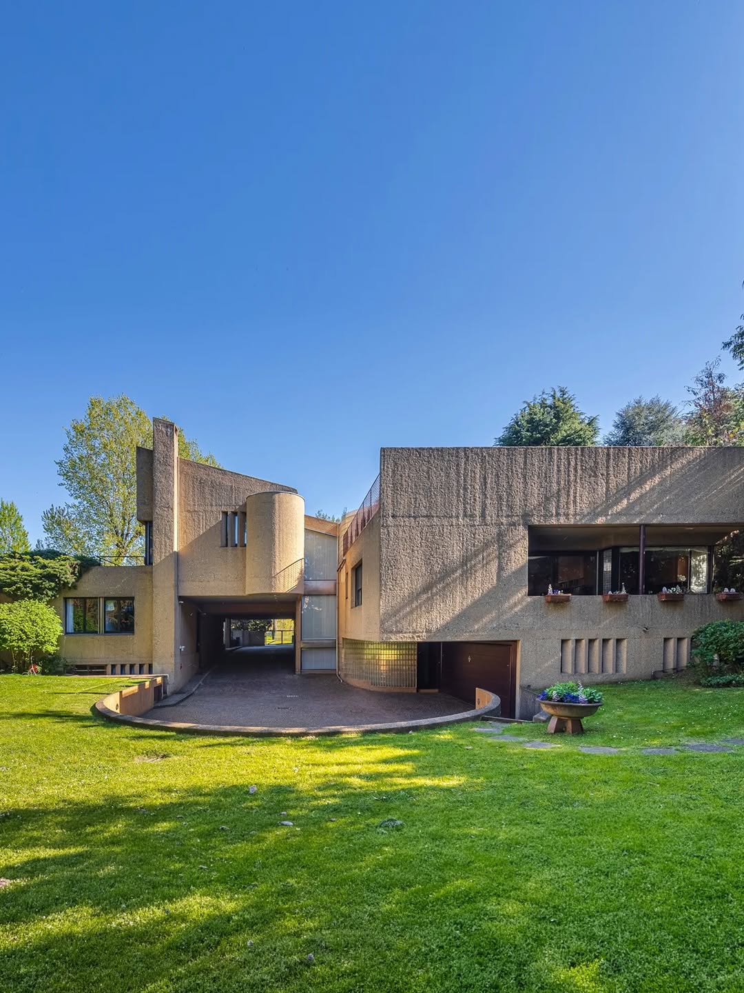 A 1970S MILAN HOUSE WHERE TWO DECADES COEXIST IN CONCRETE