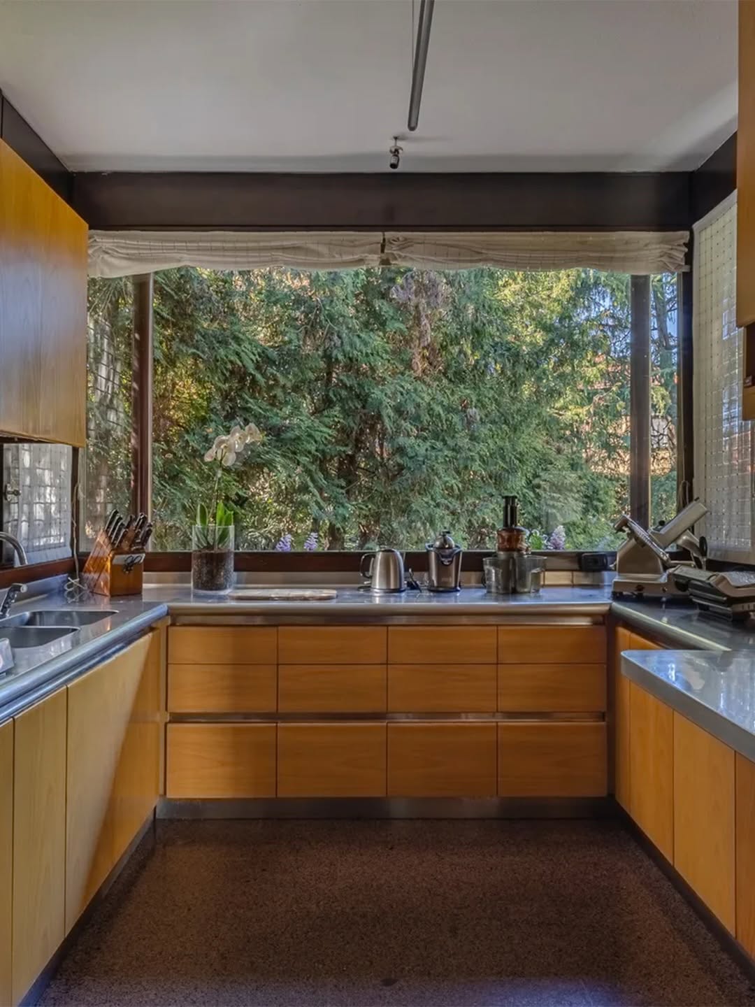 A 1970S MILAN HOUSE WHERE TWO DECADES COEXIST IN CONCRETE (image 4)