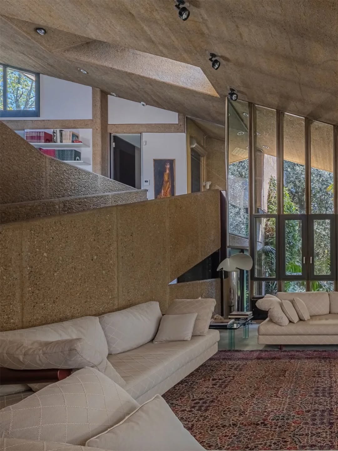 A 1970S MILAN HOUSE WHERE TWO DECADES COEXIST IN CONCRETE (image 5)