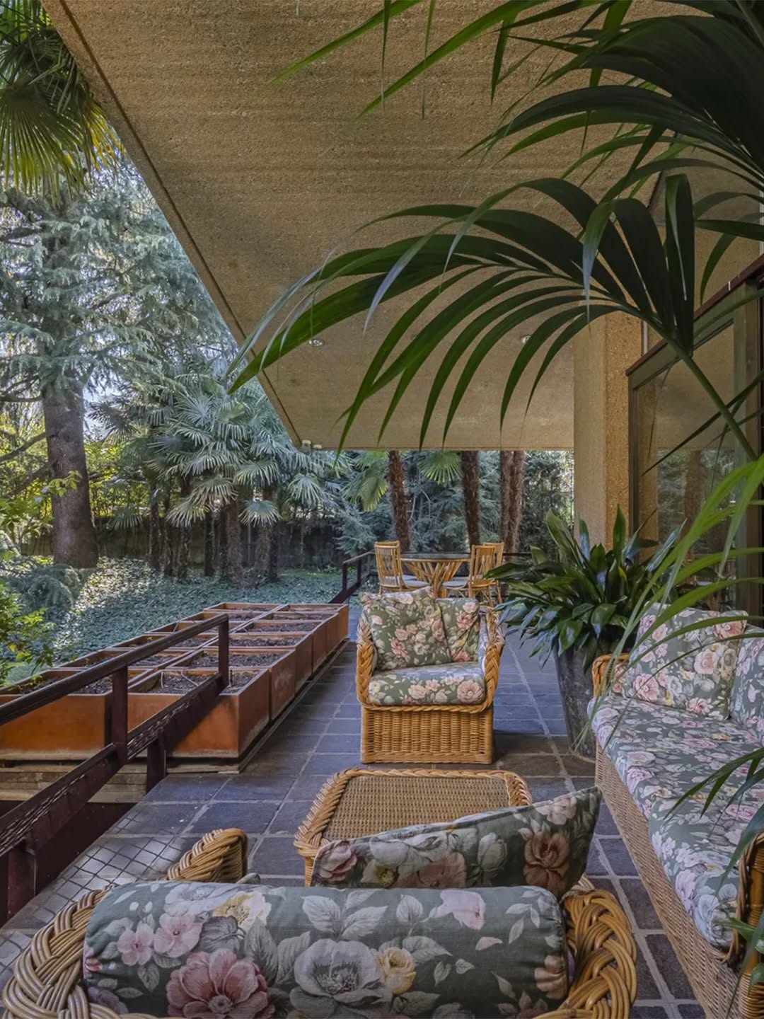 A 1970S MILAN HOUSE WHERE TWO DECADES COEXIST IN CONCRETE (image 7)