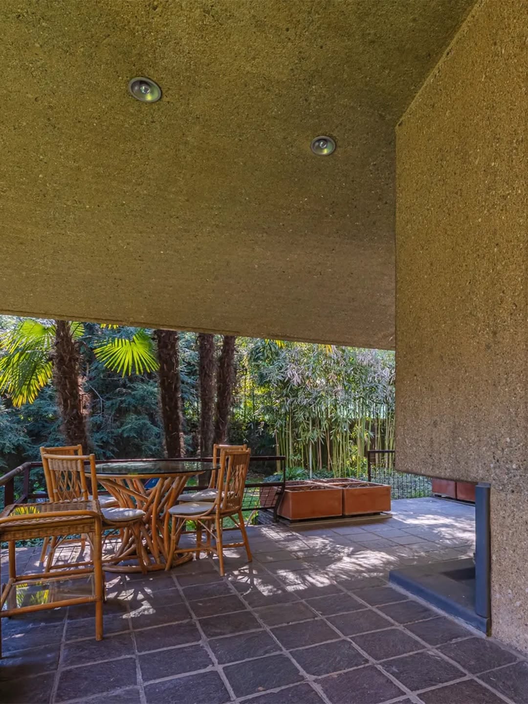 A 1970S MILAN HOUSE WHERE TWO DECADES COEXIST IN CONCRETE (image 8)