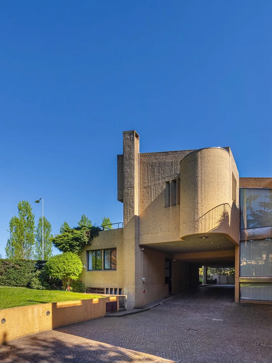 A 1970S MILAN HOUSE WHERE TWO DECADES COEXIST IN CONCRETE (image 9)